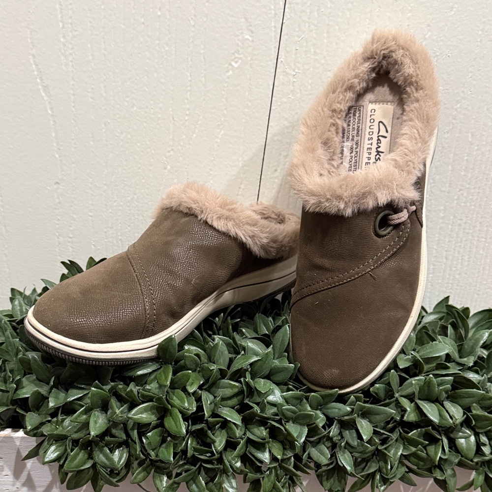 Clarks Cloud Stepper Women's Olive Colored Fur-Lined Mules Size 7